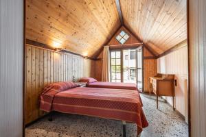 Llit o llits en una habitació de Hotel Delavall