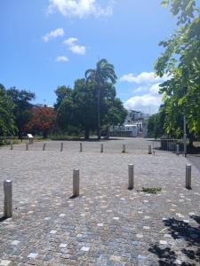 ein Park mit einem steinigen Boden und Pfosten darauf in der Unterkunft le Petit Cocon ! in Pointe-à-Pitre