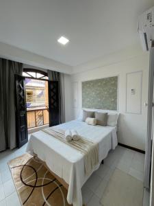 a bedroom with a bed with two towels on it at Hotel Brisa Serrana no Centro de Serrinha in Serrinha