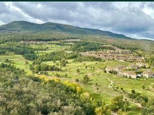 a small town in a valley with mountains in the background at Villa Sojuela Green in Sojuela