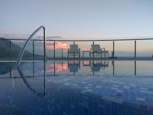 Bazén v ubytování ApartHotel Belvedere Residence Becici Budva nebo v jeho okolí