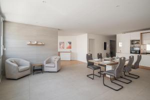 a dining room with a table and chairs at Au coeur de Valence - Parking gratuit - Entièrement climatisé in Valence