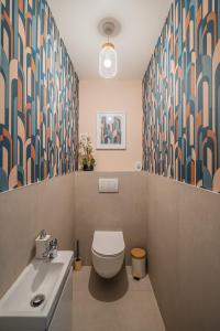 a bathroom with a toilet and a sink at Au coeur de Valence - Parking gratuit - Entièrement climatisé in Valence +9 photos
