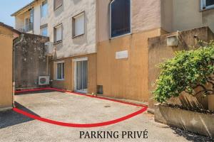 a red hose in front of a building at Au coeur de Valence - Parking gratuit - Entièrement climatisé in Valence