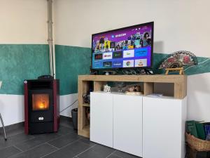 a living room with a tv and a stove at Villa Melia Apartments in San Roberto