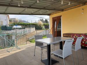 a table and chairs on a patio with a balcony at Villa Melia Apartments in San Roberto