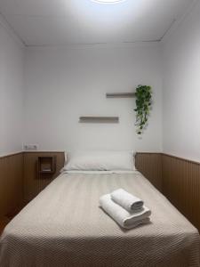 a bed with two towels on top of it at Casa Carmen I in Montoro