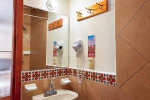 a bathroom with a sink and a mirror at Che San Cristobal de las Casas Hostel in San Cristóbal de Las Casas +35 photos