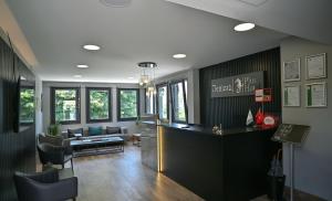 ein Büro mit einer Bar mitten im Raum in der Unterkunft Denizatı Plus Hotel in Istanbul