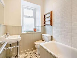 a bathroom with a toilet and a sink and a tub at Upper Hillside Cottage in Blairgowrie +22 photos