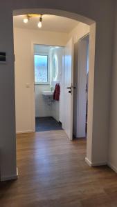 an empty room with a bathroom and a sink at Sonnenstüble in Eriskirch
