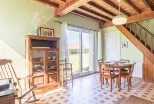 a dining room with a table and chairs at Gîte Les Fresnes in Sainte-Honorine-des-Pertes
