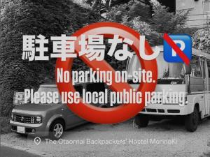 a sign that says no parking onsite and a bus at The Otaornai Backpacker's Hostel Morinoki in Otaru