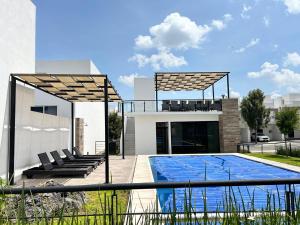a villa with a swimming pool and a house at Casa en Paseo San Junipero in San José el Alto