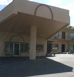 a large building with a large roof at Economy Inn Hot Springs in Hot Springs