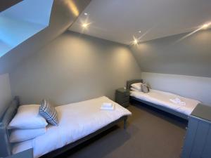 a room with two beds in a room at Puffin - Bach in Lerags