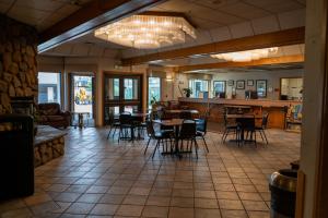 a restaurant with tables and chairs in a room at Shilo Inn Mammoth Lakes in Mammoth Lakes +16 photos