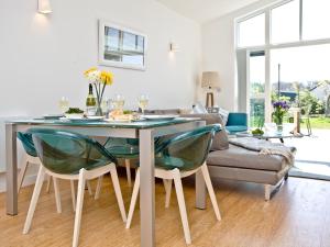 a living room with a table with chairs and a couch at Una Argentum 61 in Carbis Bay