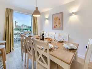 a dining room with a table and chairs and a window at Lodge 74 Una in Carbis Bay