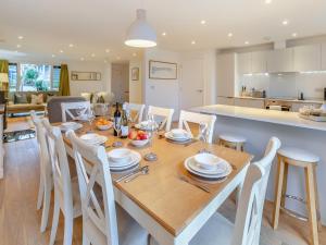 a dining room and kitchen with a table and chairs at Lodge 74 Una in Carbis Bay +45 photos