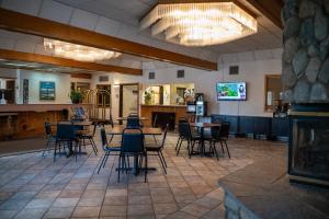 a restaurant with tables and chairs in a room at Shilo Inn Mammoth Lakes in Mammoth Lakes