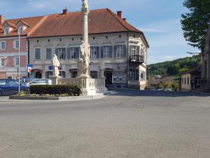 Budova, kde se penzion – hostinec nachází + 20 fotografií