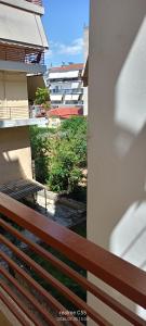 a wooden bench sitting on top of a balcony at Trikala center in Tríkala