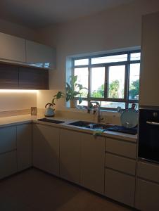 a kitchen with a sink and a window at טוסקנה הקטנה in Rosh Ha‘Ayin