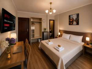 ein Schlafzimmer mit Bett und Schreibtisch mit Laptop in der Unterkunft Hotel M in Nürnberg