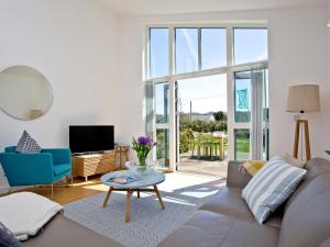 a living room with a couch and a table at Una Argentum 60 in Carbis Bay