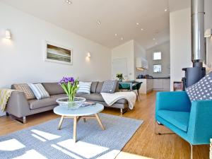 a living room with a couch and a table at Una Argentum 60 in Carbis Bay