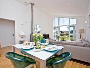 a living room with a white table and chairs at Una Argentum 60 in Carbis Bay +19 photos