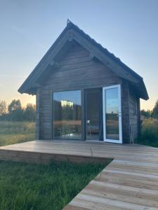 Byggingin sem smáhýsið er í