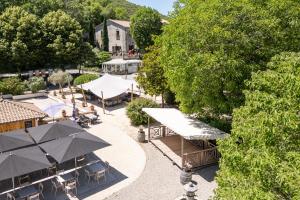 an overhead view of a patio with tables and umbrellas at Camping RCN La Bastide en Ardèche in Sampzon