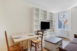 a living room with a desk and a tv at Petit cocon cosy en hyper centre in Villard-de-Lans