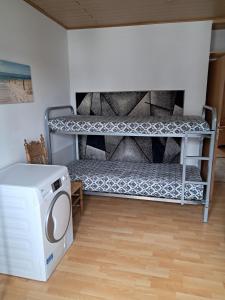 a bunk bed with a washing machine in a room at Ferienwohnung Andy in Bremerhaven