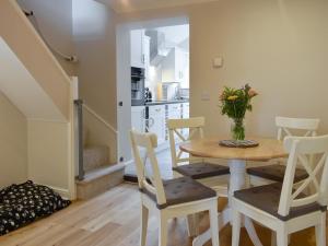 a kitchen and dining room with a table and chairs at Lantern Cottage in Lyndhurst