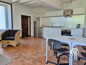 a kitchen with a table and chairs in a room at La Roche des Eaux Vives, 2 personnes in Fromentières