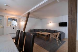 ein Wohnzimmer mit Sofa und Tisch in der Unterkunft Nermo Hotel & Apartments in Hafjell