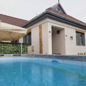 ein Swimmingpool vor einem Haus in der Unterkunft Morrison Apartments in Miercurea Ciuc