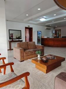 ein Wohnzimmer mit Sofa und Couchtisch in der Unterkunft River Hotel in Uruguaiana