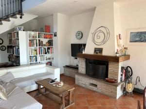 a living room with a couch and a fireplace at A casa di Leyla in Monteluro