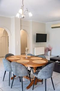 a dining room with a wooden table and chairs at Vythos Occidens in Plataria