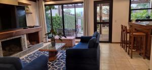ein Wohnzimmer mit blauen Sofas und einem Kamin in der Unterkunft River Hotel in Uruguaiana