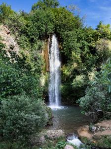 a waterfall in the middle of a pool of water at Casa D' Familia in Alte