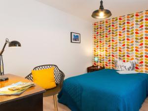 ein Schlafzimmer mit einem blauen Bett und einer farbenfrohen Wand in der Unterkunft Mr Franks in Sulzbach-Rosenberg