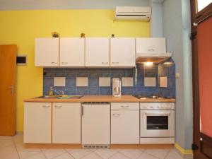 Kuchyň nebo kuchyňský kout v ubytování Apartments Denis 19