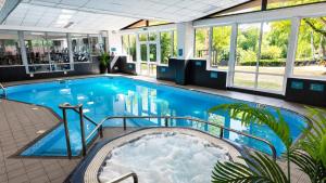 Piscina de la sau aproape de Crowne Plaza Stratford-upon-Avon by IHG