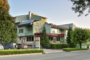un edificio con un restaurante al lado de la calle en Family Hotel Gabrovo, en Gabrovo