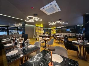 a restaurant with tables and chairs and a bar at AHC Old City Hotel in Istanbul